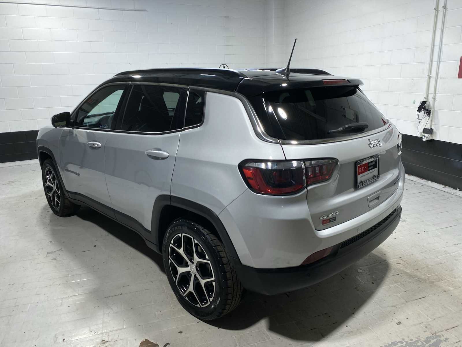 Used 2024 Jeep Compass Limited AWD/4WD image 4