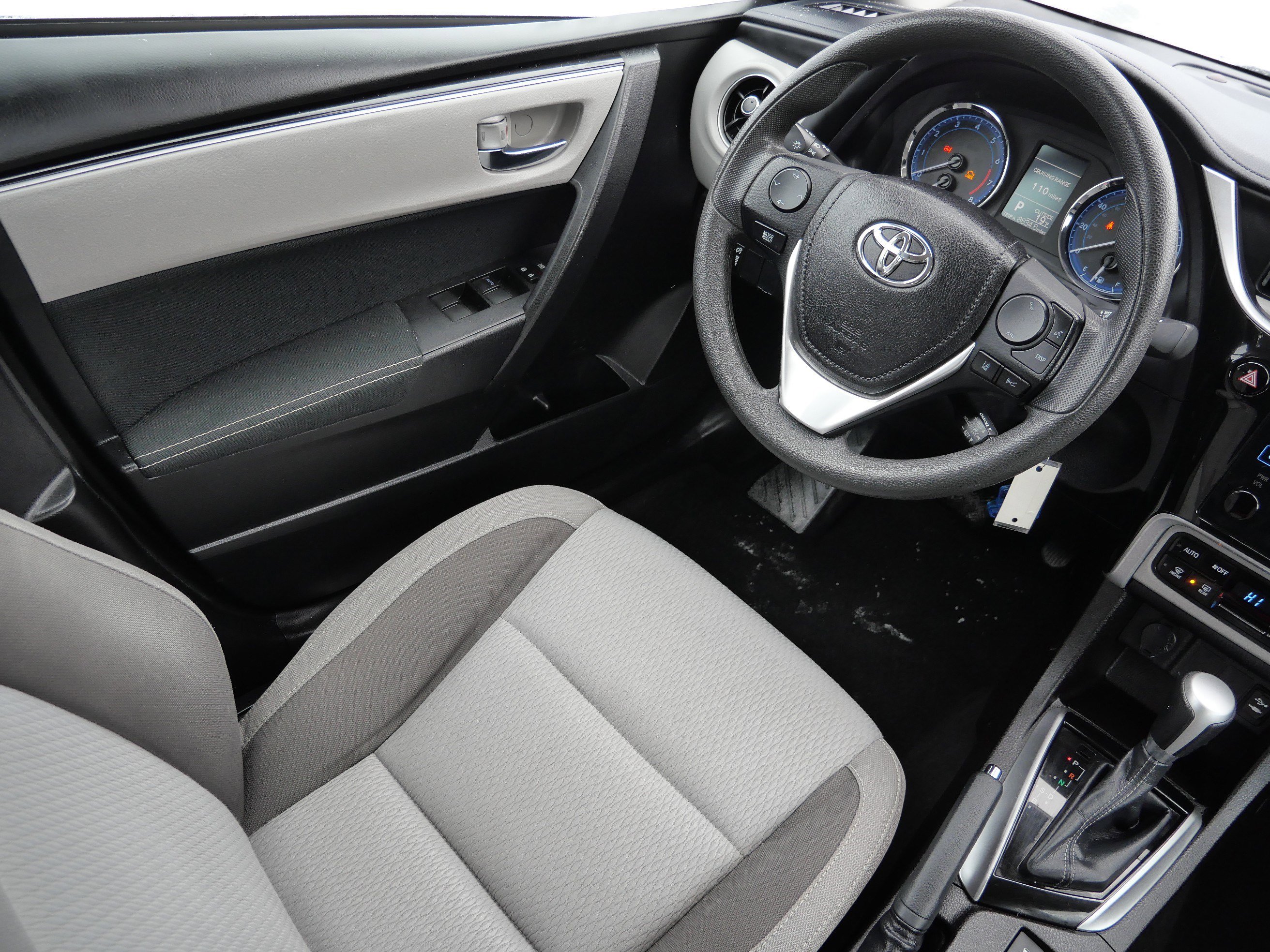 Used 2018 Toyota Corolla LE image 9