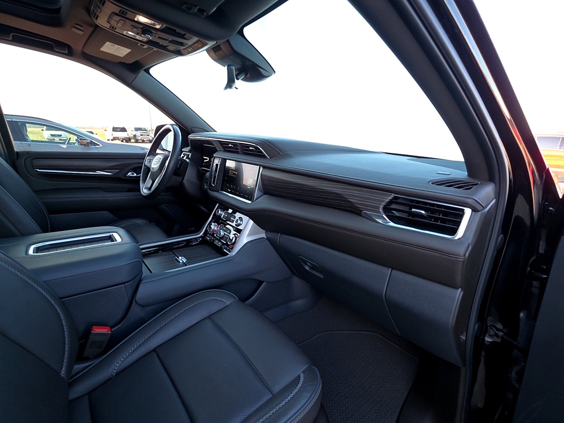 Used 2023 GMC Yukon Denali w/ Denali Reserve Package image 16