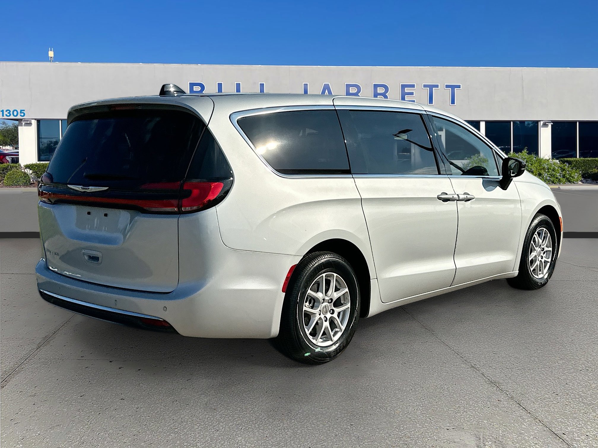 Used 2024 Chrysler Pacifica Touring-L image 7