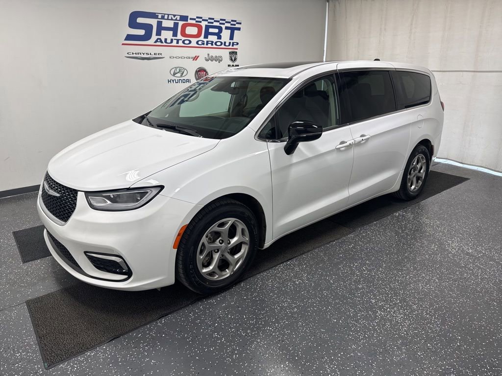 Used 2024 Chrysler Pacifica Limited w/ Uconnect Theater Family Group