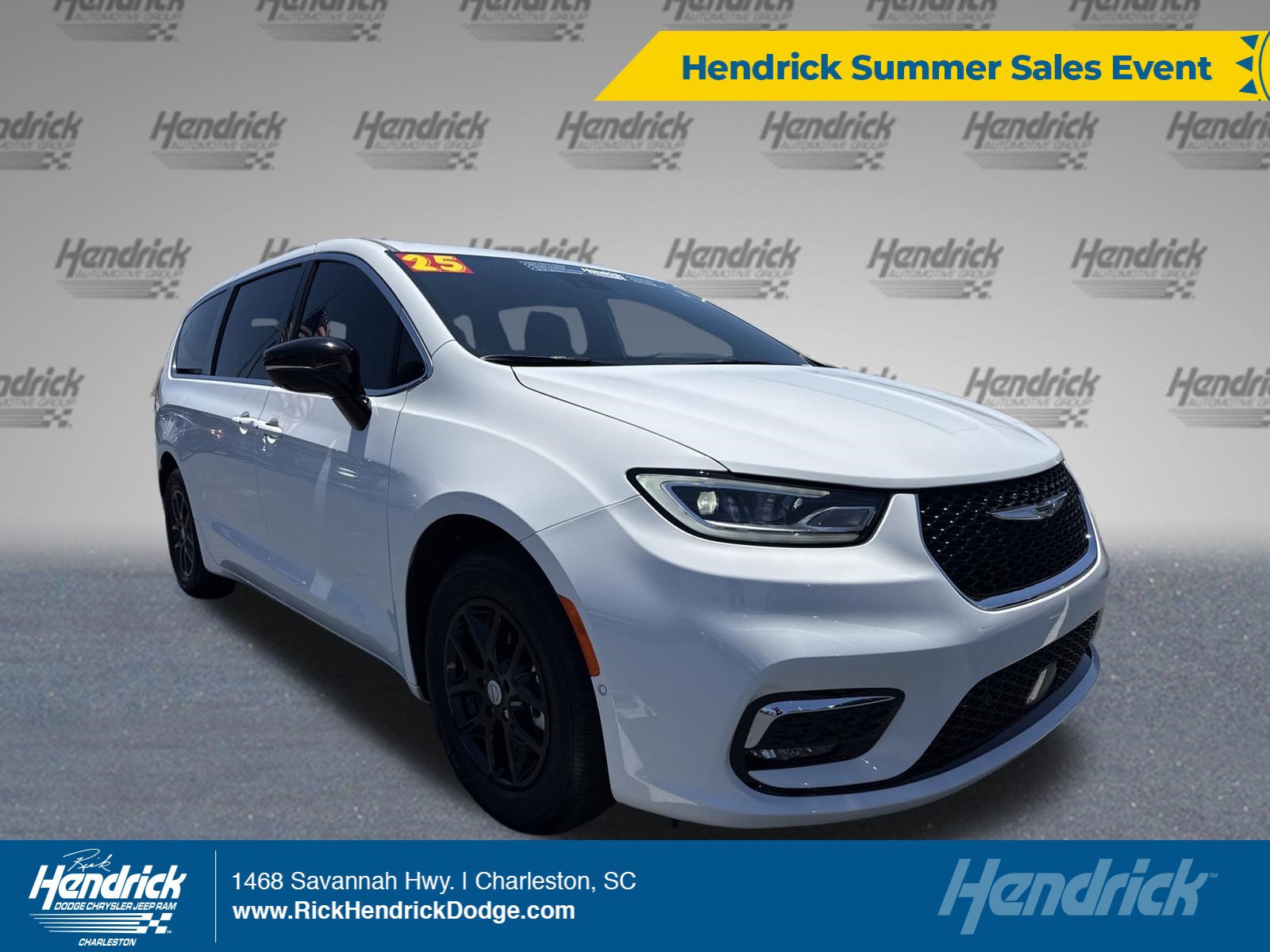 Used 2025 Chrysler Pacifica Select