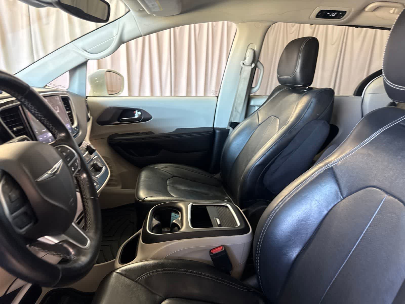 Used 2022 Chrysler Pacifica Touring-L FWD image 20