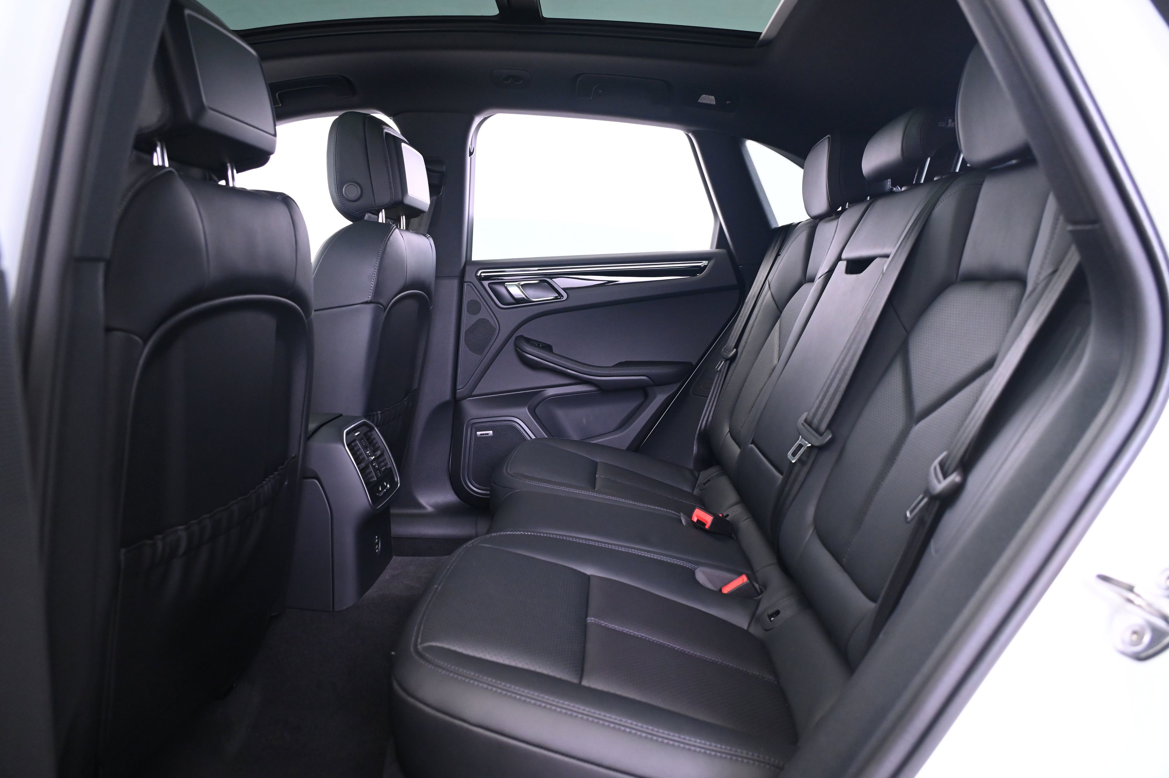 Certified 2025 Porsche Macan image 32