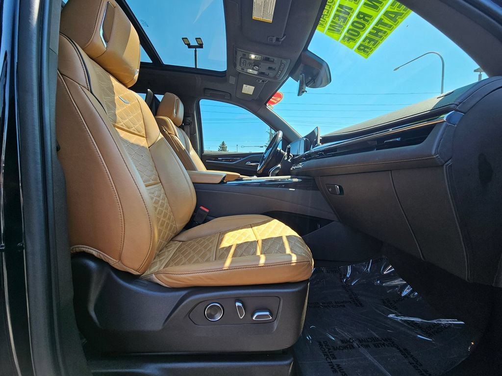 Certified 2021 Cadillac Escalade Premium Luxury AWD/4WD image 18