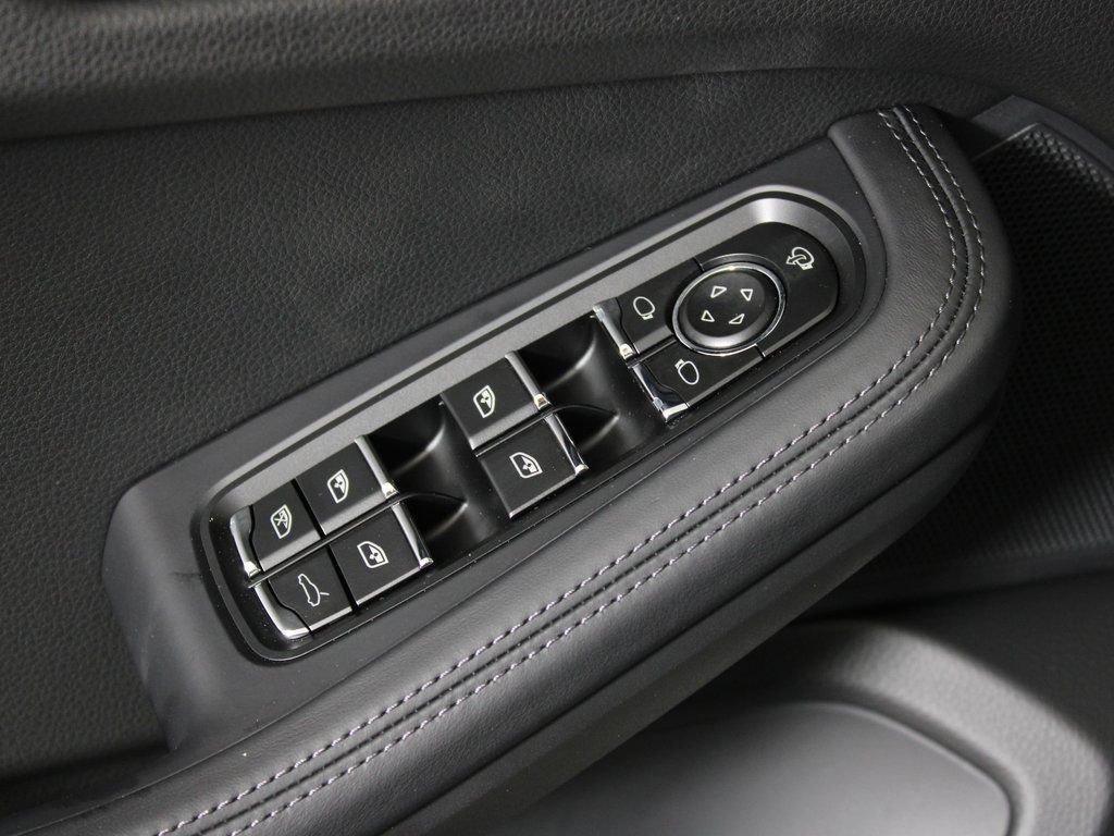 Certified 2026 Porsche Macan AWD/4WD image 15