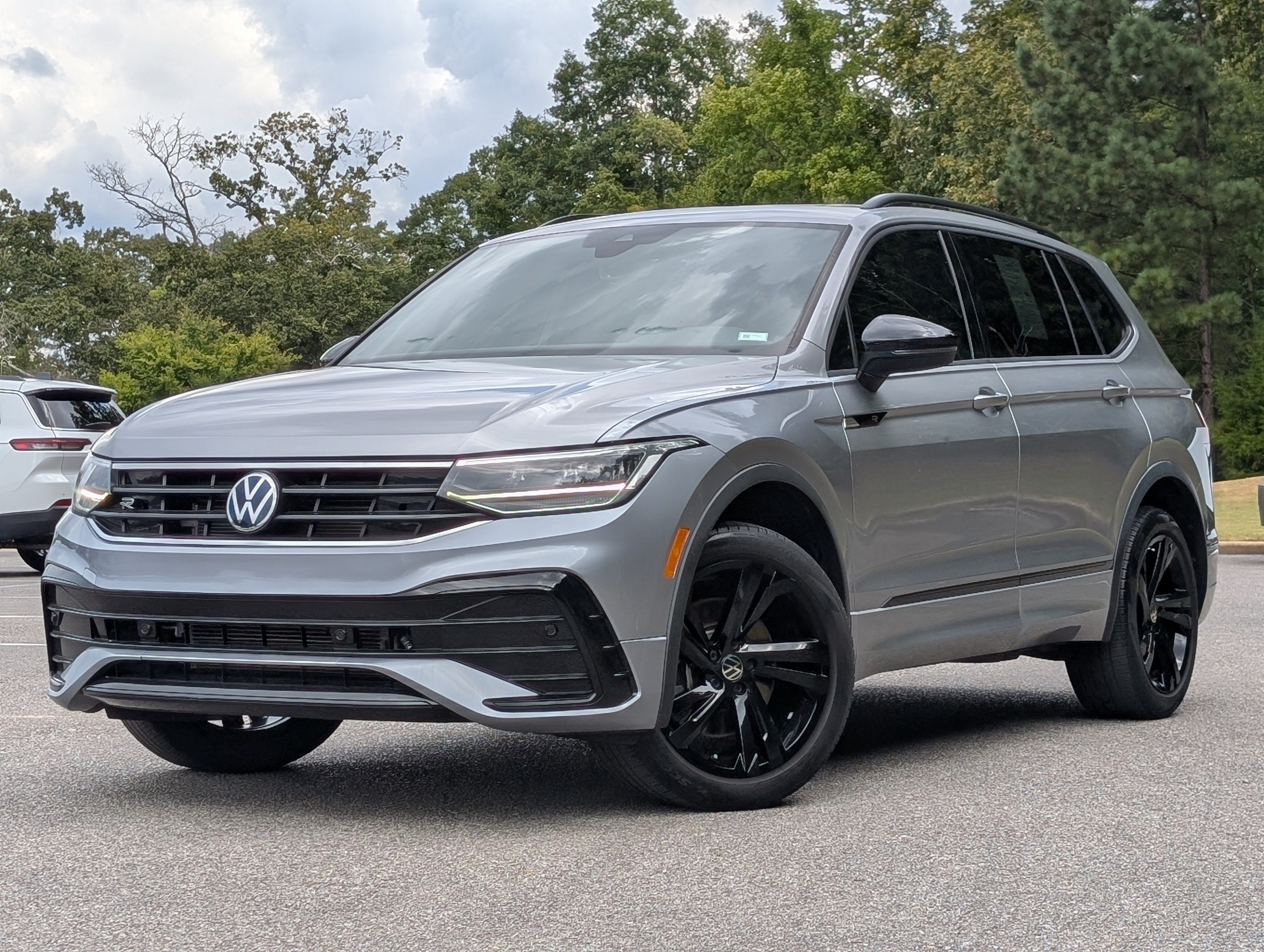 Used 2023 Volkswagen Tiguan SE R-Line FWD image 4