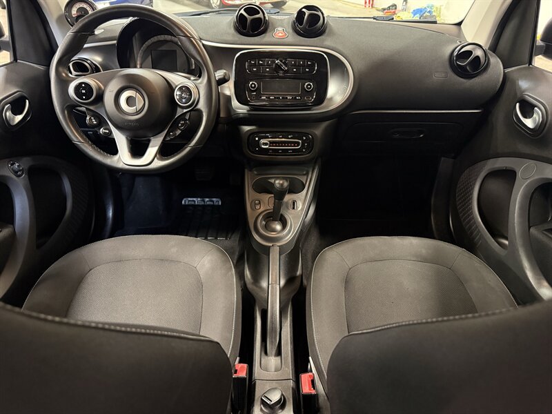 Used 2016 smart fortwo passion RWD image 16