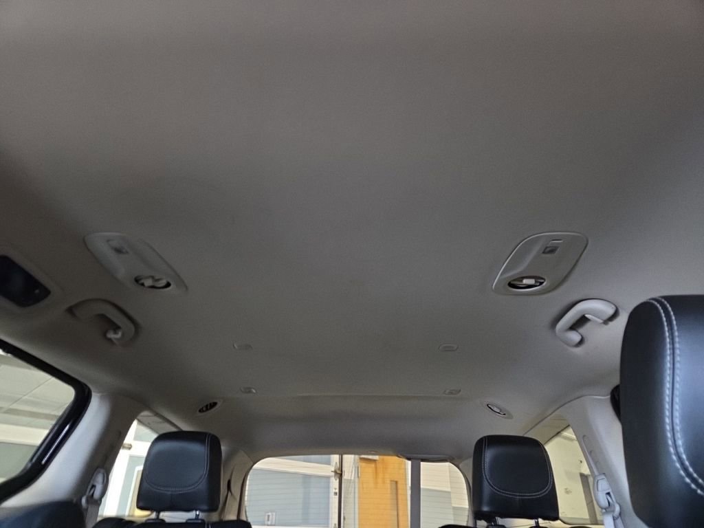 Used 2023 Chrysler Pacifica Touring-L image 13