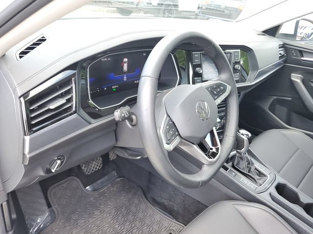 Certified 2024 Volkswagen Jetta SE w/ Panoramic Sunroof Package FWD image 20