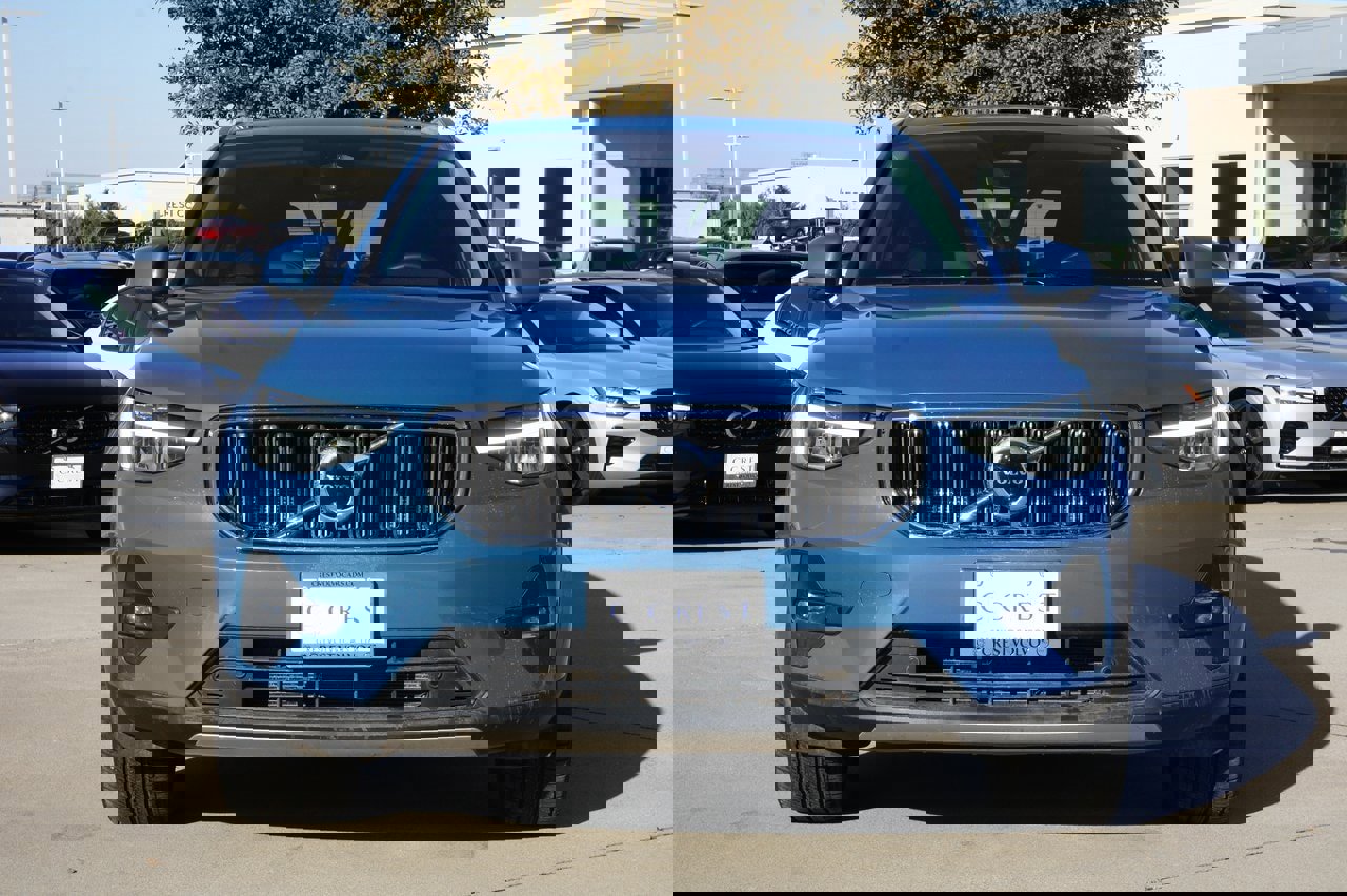 Certified 2025 Volvo XC40 B5 Plus image 3