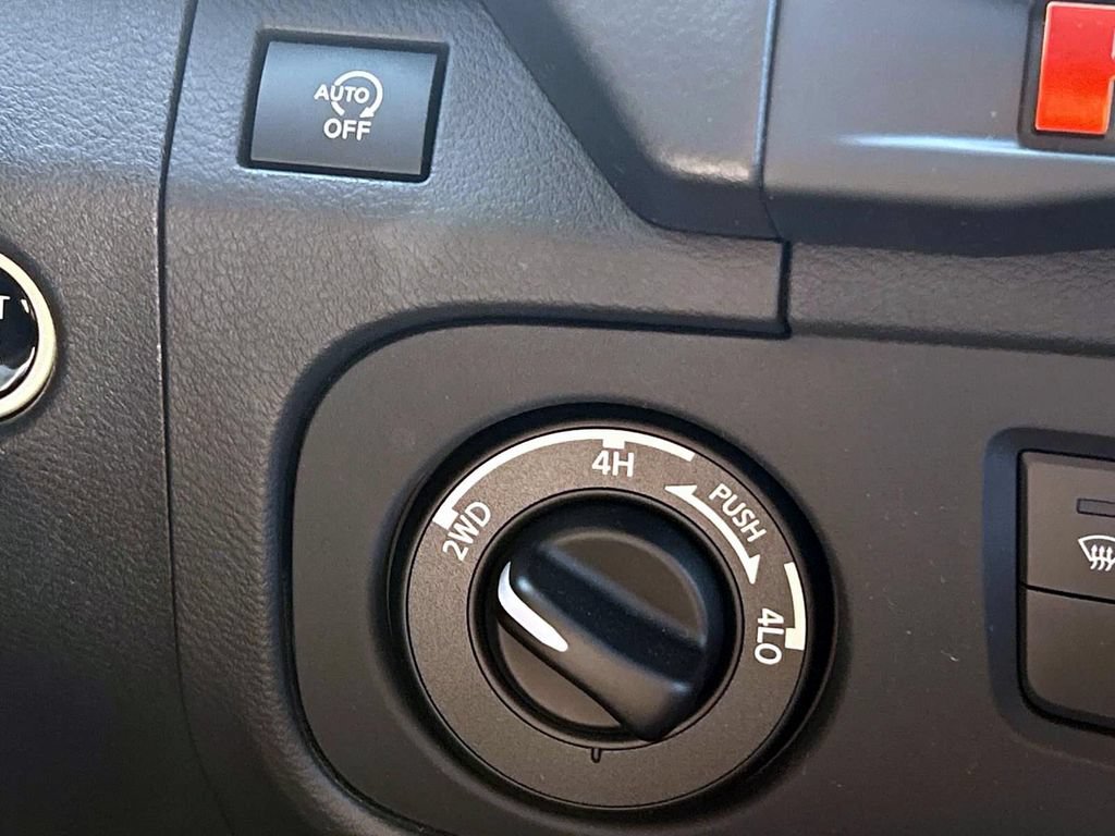 Used 2025 Nissan Frontier PRO-4X AWD/4WD image 27
