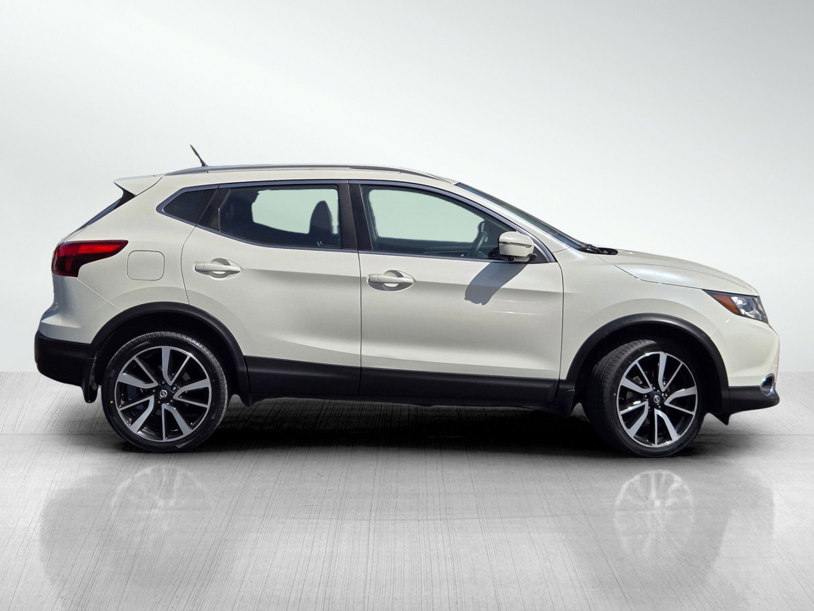 Used 2017 Nissan Rogue Sport SL w/ SL Premium Package image 3