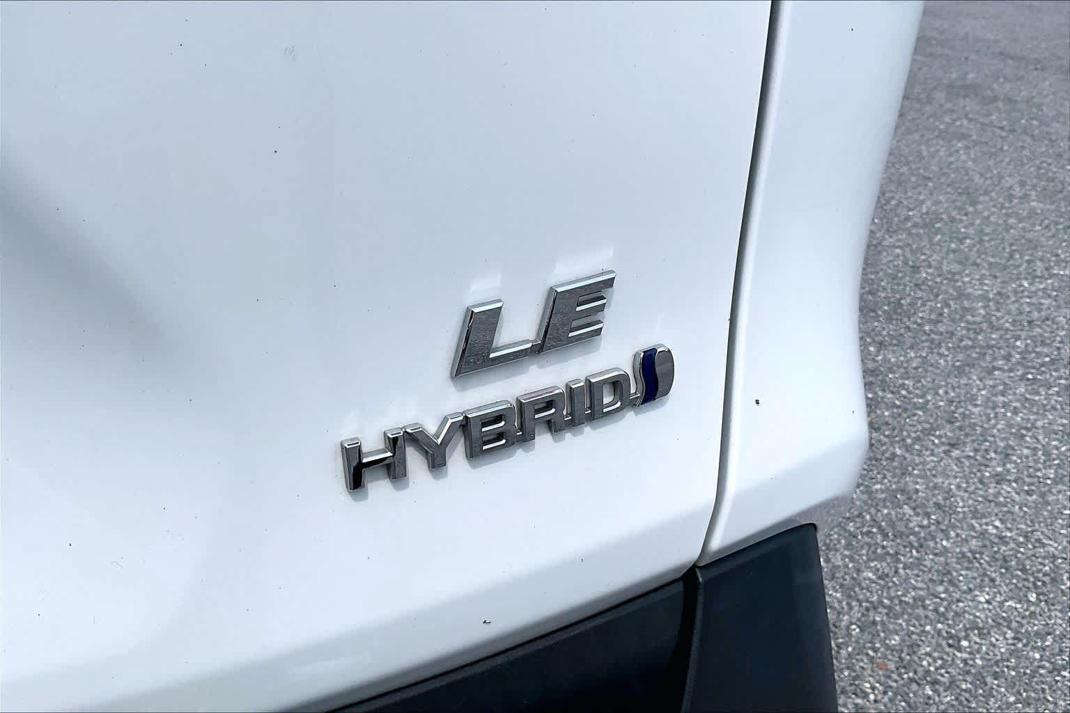 Used 2022 Toyota RAV4 LE AWD/4WD image 10