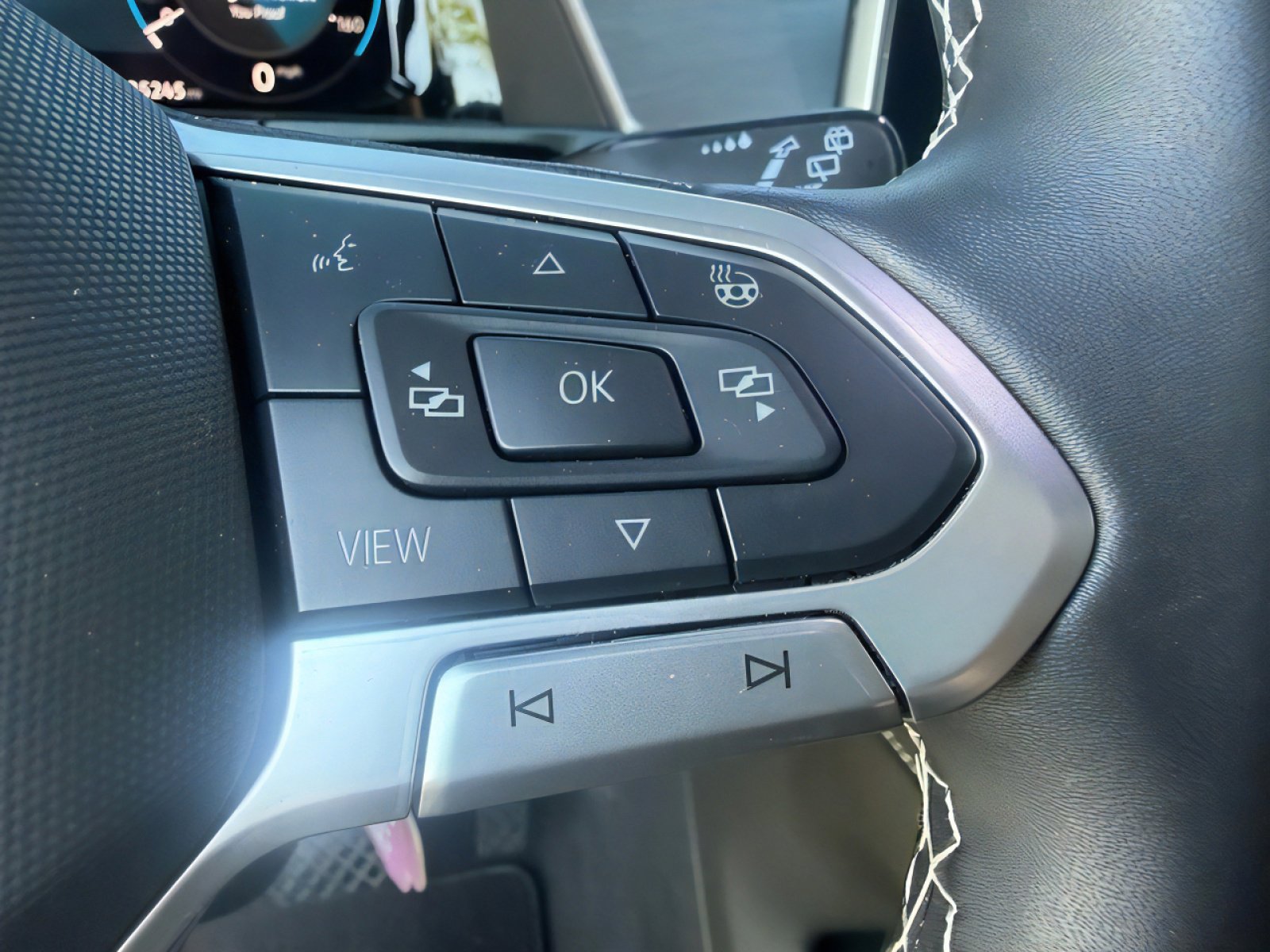 Used 2024 Volkswagen Atlas Cross Sport SE image 16