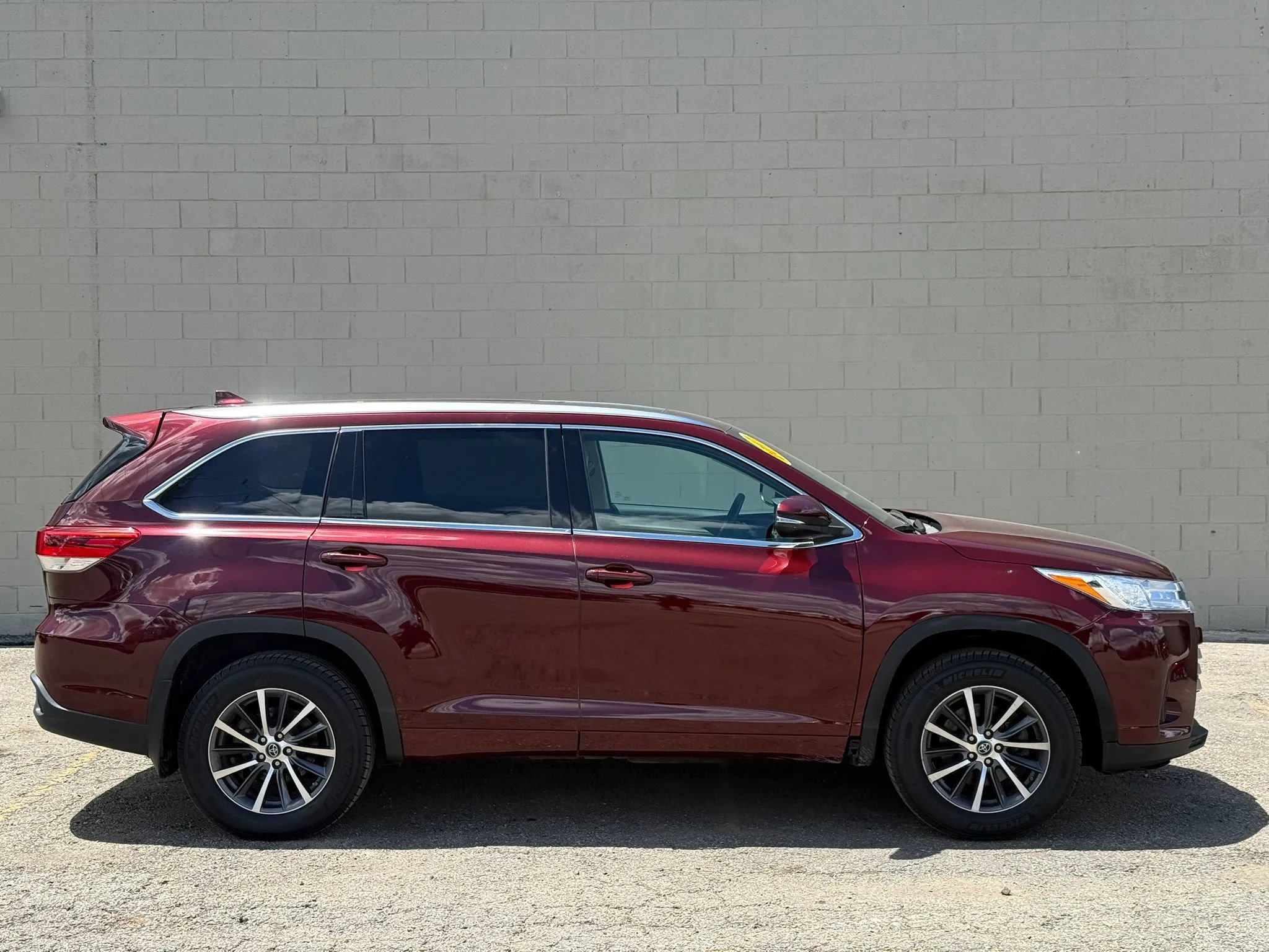 Used 2017 Toyota Highlander XLE w/ Carpet Mat Package AWD/4WD image 11