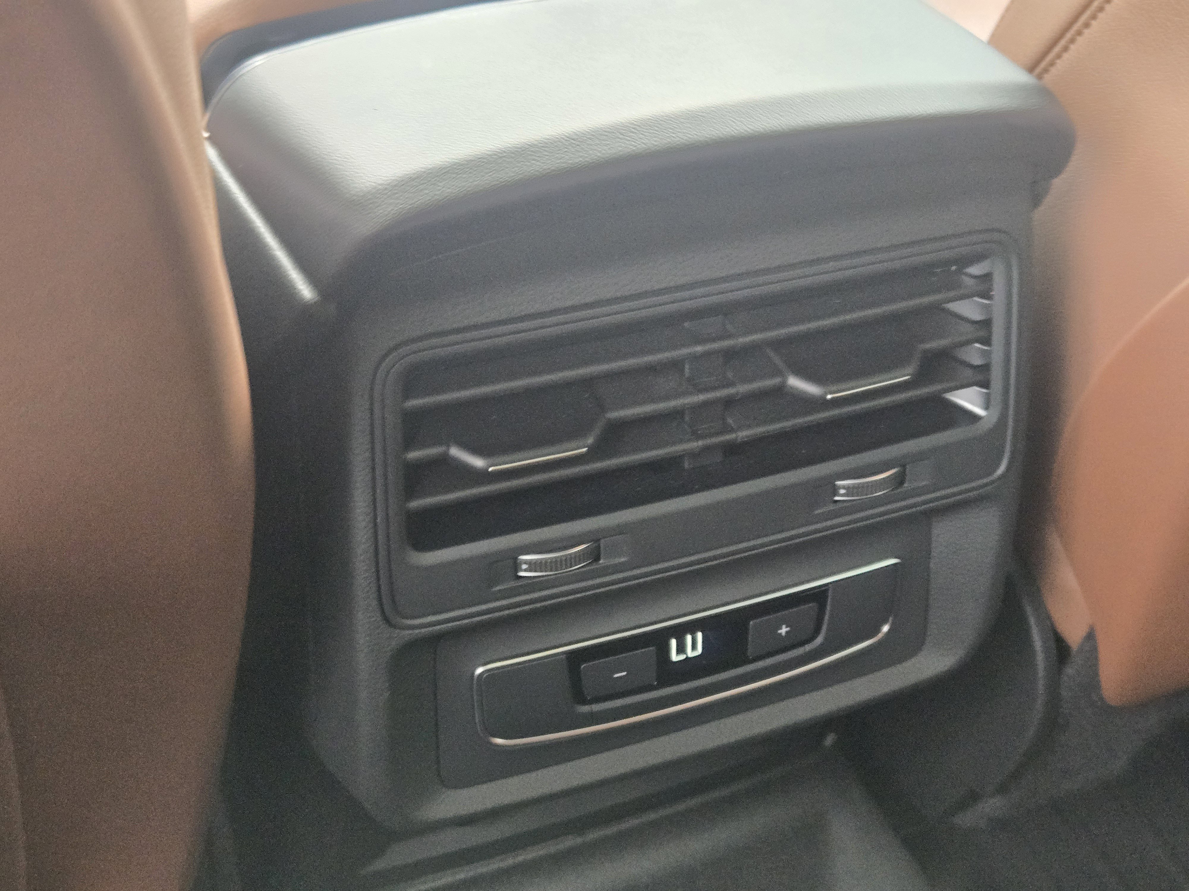 Used 2023 Audi Q8 Premium image 28