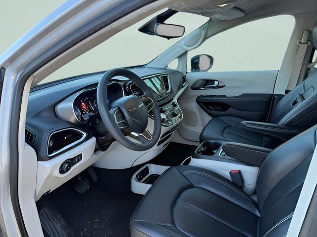 Used 2024 Chrysler Pacifica Touring-L FWD image 3