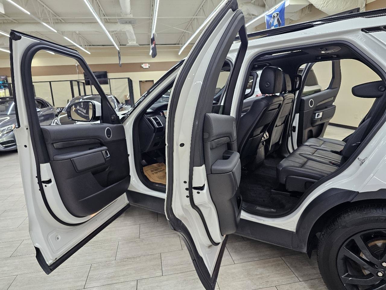 Used 2018 Land Rover Discovery HSE AWD/4WD image 17