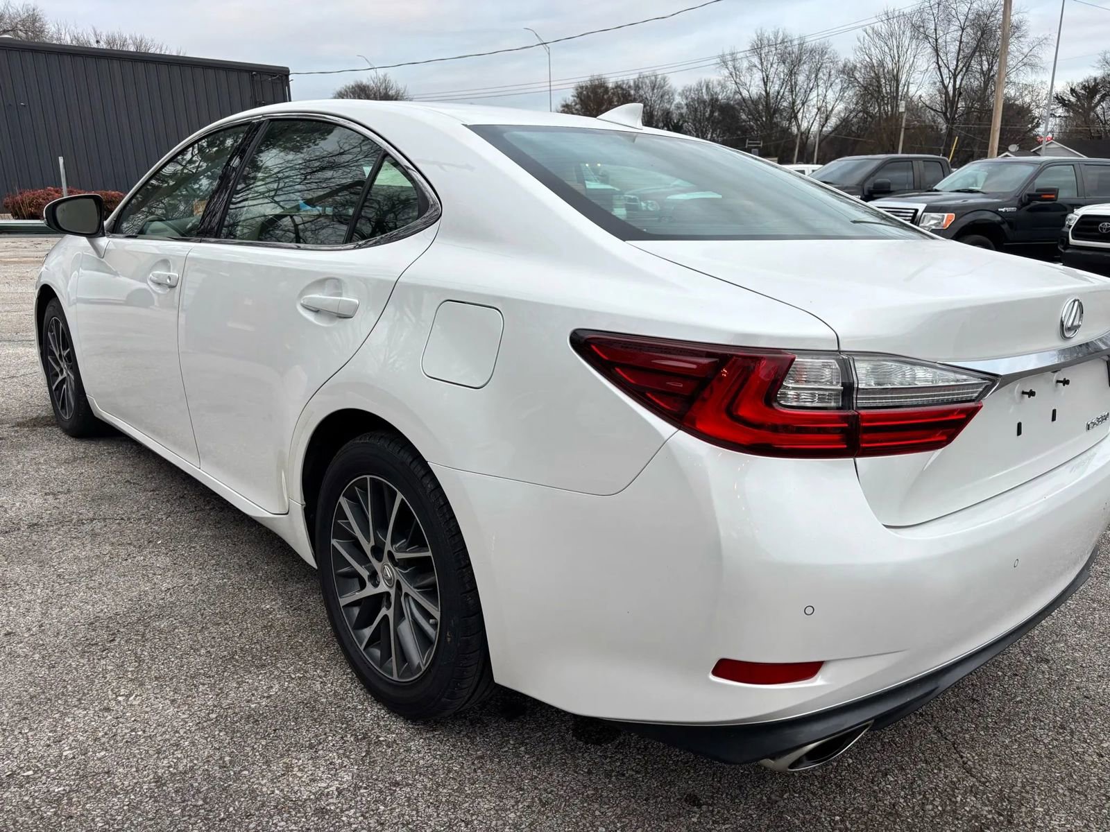 Used 2016 Lexus ES 350 w/ Luxury Package w/Wood Trim image 5