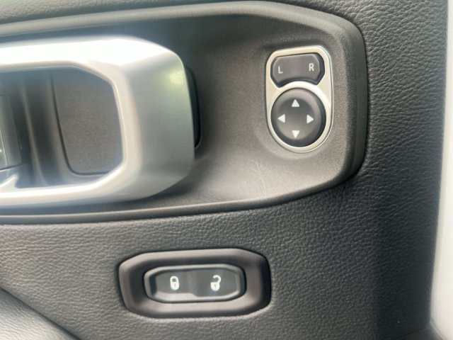 Used 2019 Jeep Wrangler Unlimited Sahara w/ Cold Weather Group AWD/4WD image 12