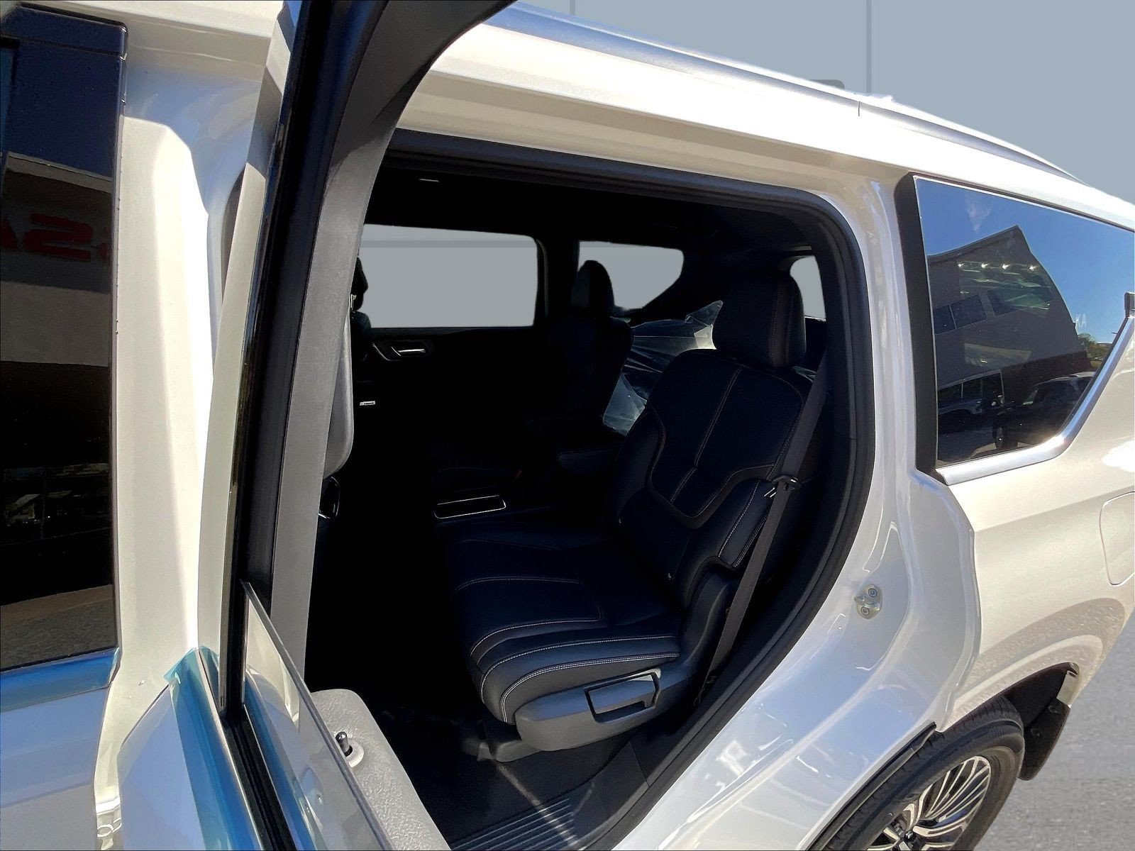 New 2026 Nissan Armada SL w/ Captain's Chari Seat Package AWD/4WD image 10