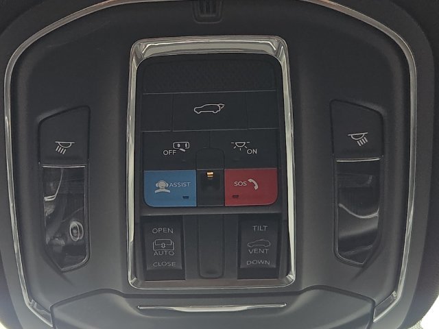 Used 2025 Jeep Grand Cherokee Altitude AWD/4WD image 24