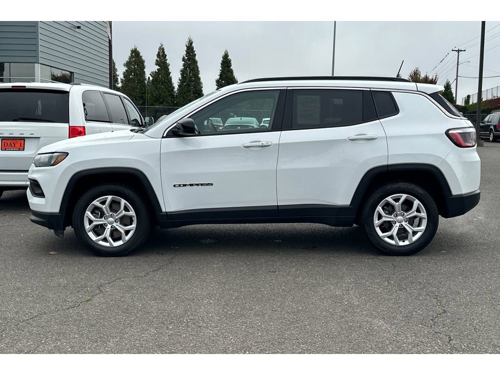 Used 2024 Jeep Compass Latitude image 9