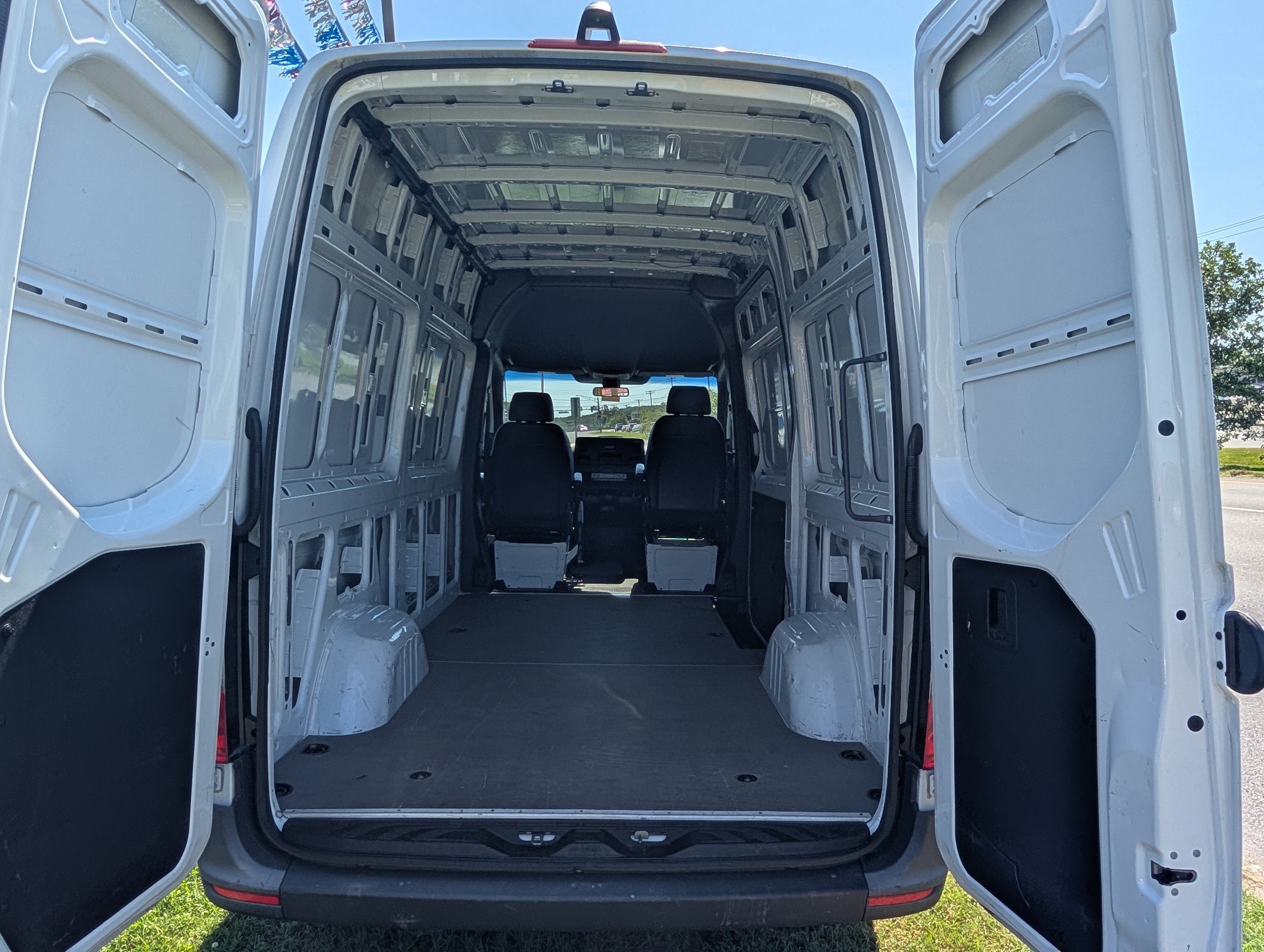 Used 2025 Mercedes-Benz Sprinter 2500 image 14