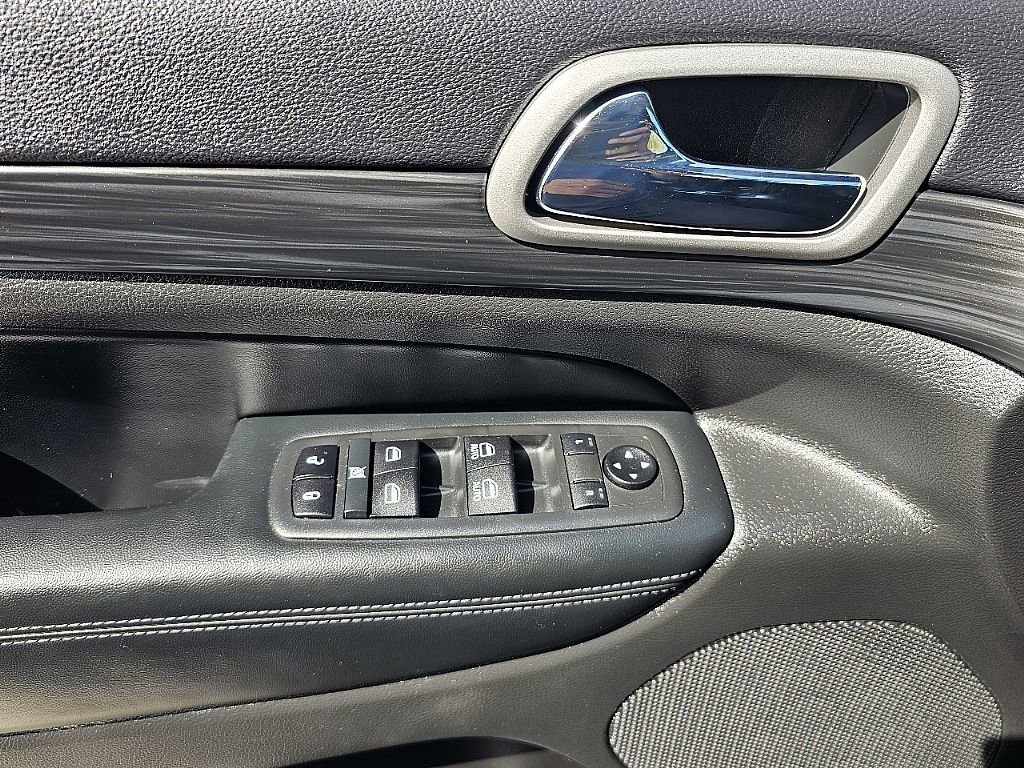 Used 2020 Jeep Grand Cherokee Laredo w/ 18" Wheel & 8.4" Radio Group image 25