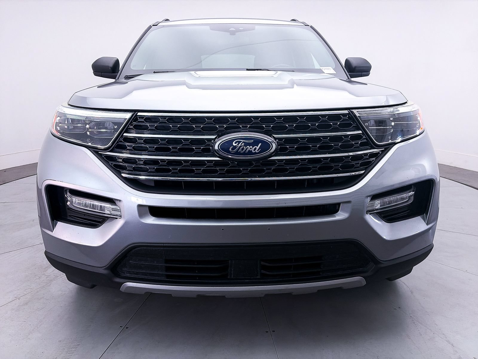 Used 2020 Ford Explorer XLT w/ Equipment Group 202A AWD/4WD image 3