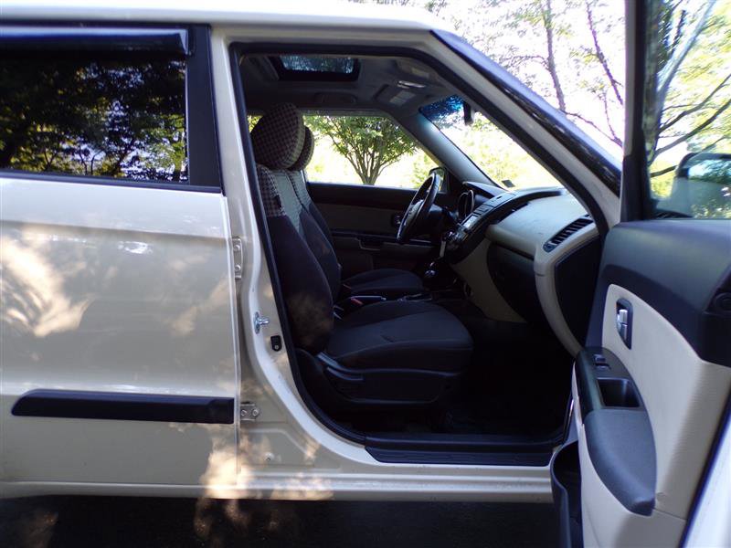 Used 2012 Kia Soul ! FWD image 24