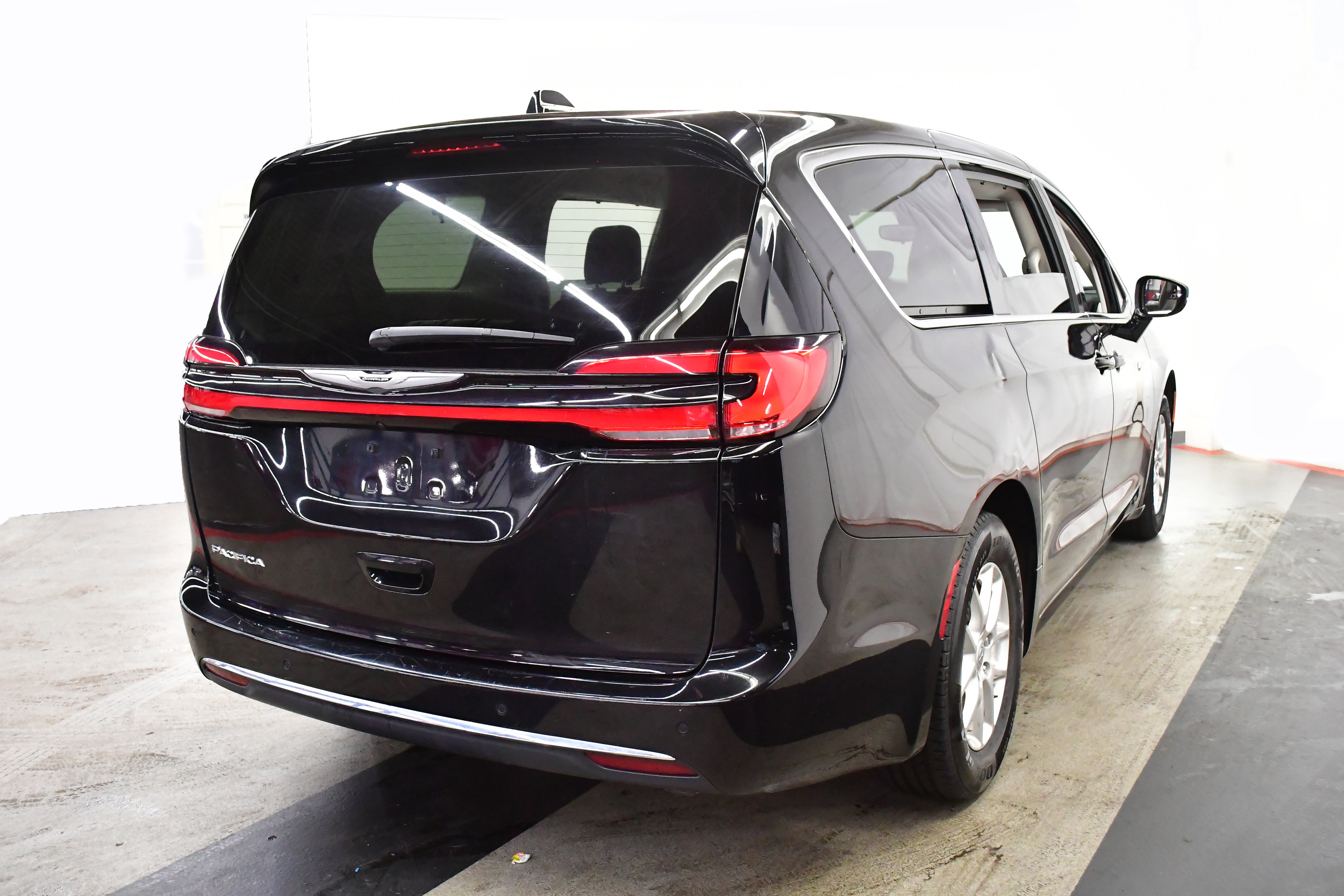 Used 2024 Chrysler Pacifica Touring-L image 12