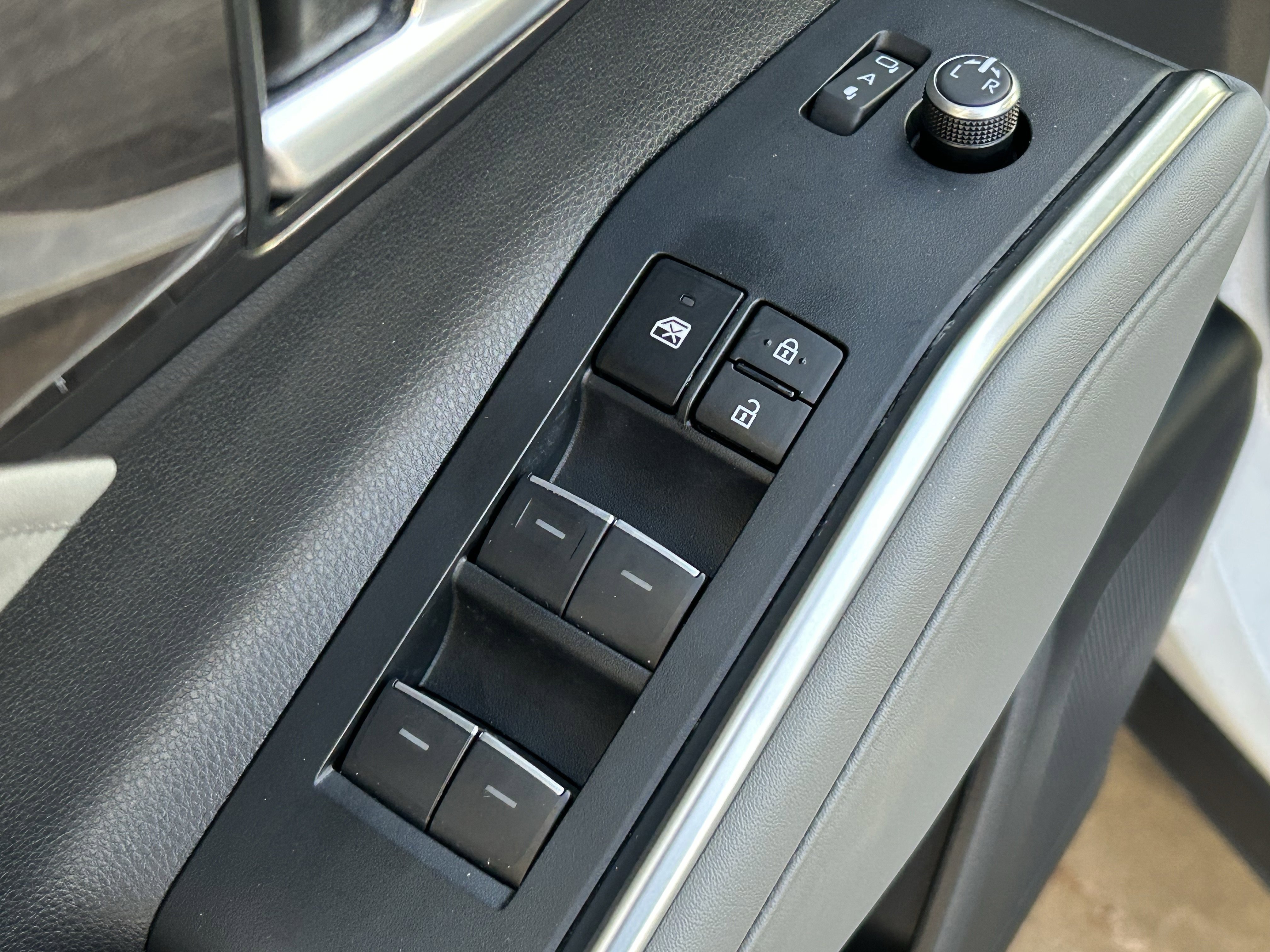 Used 2024 Toyota Highlander Platinum AWD/4WD image 17