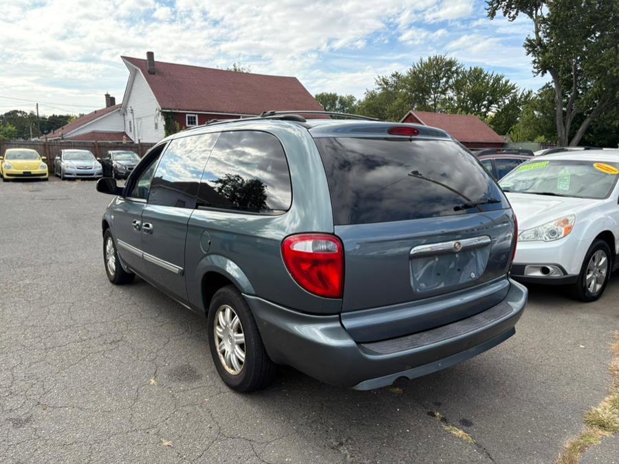Used 2007 Chrysler Town & Country Touring image 3
