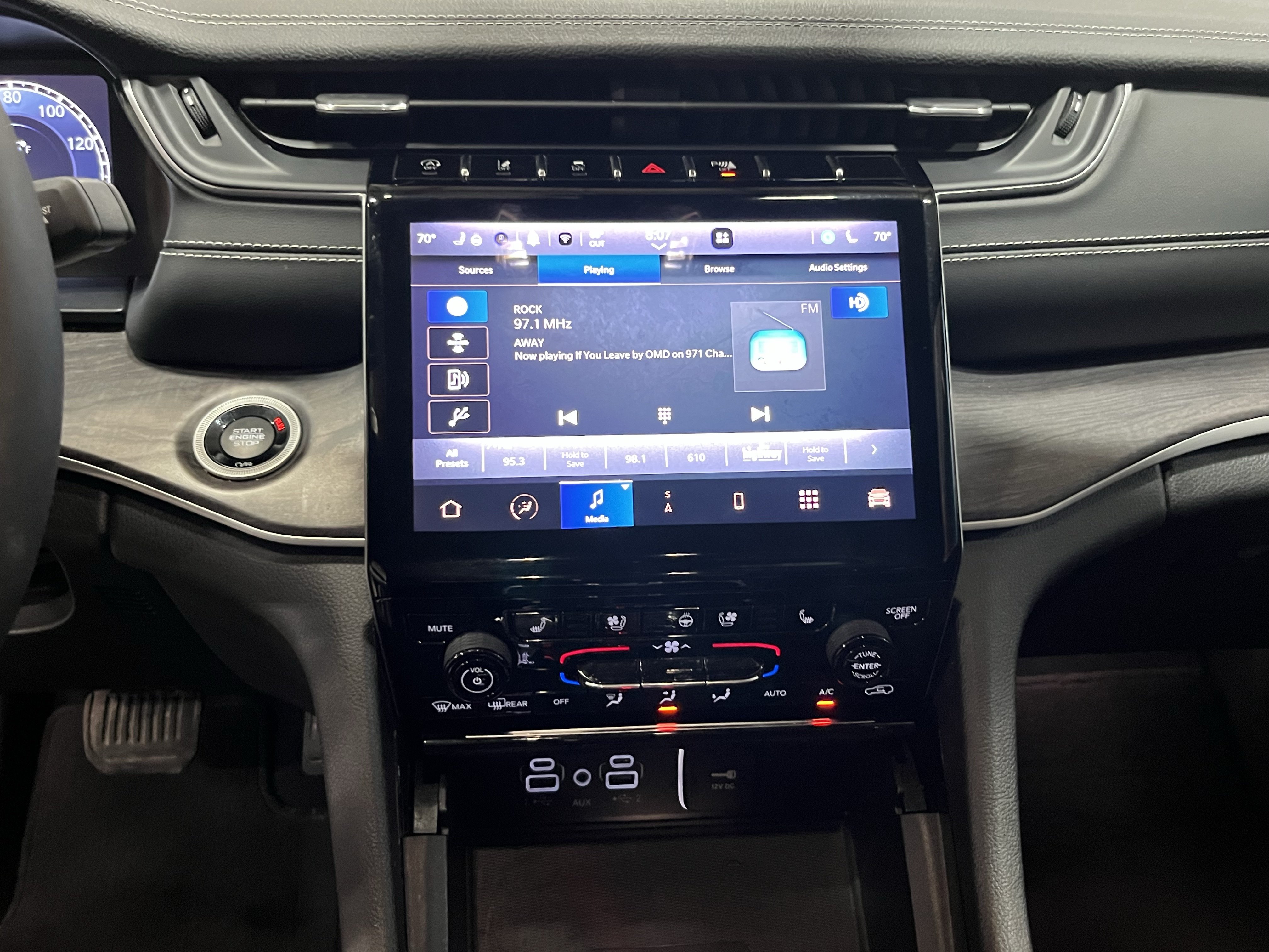 Used 2023 Jeep Grand Cherokee Limited w/ Luxury Tech Group II AWD/4WD image 20