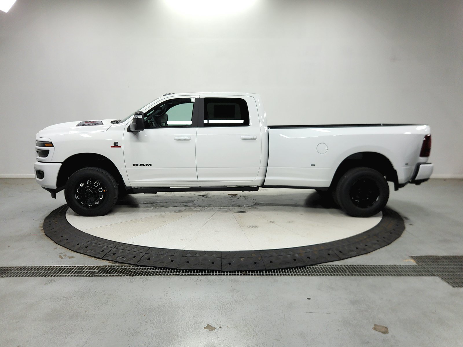 New 2026 RAM 3500 Laramie AWD/4WD image 5