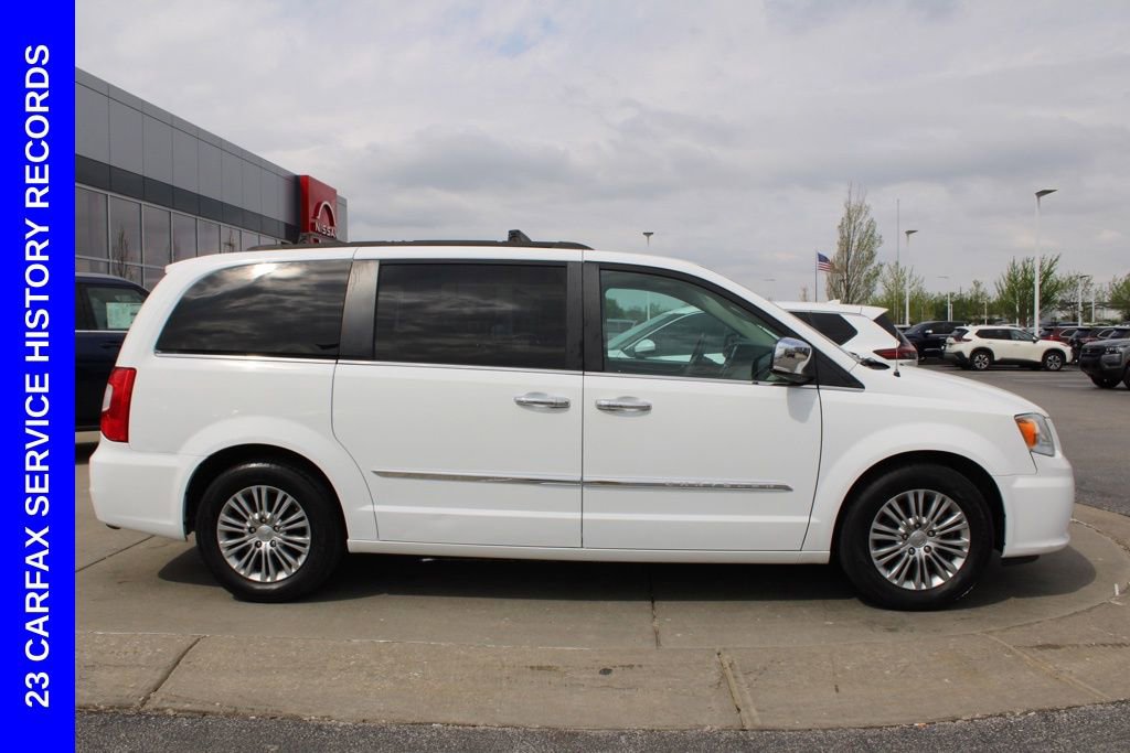 Used 2016 Chrysler Town & Country Touring-L image 6