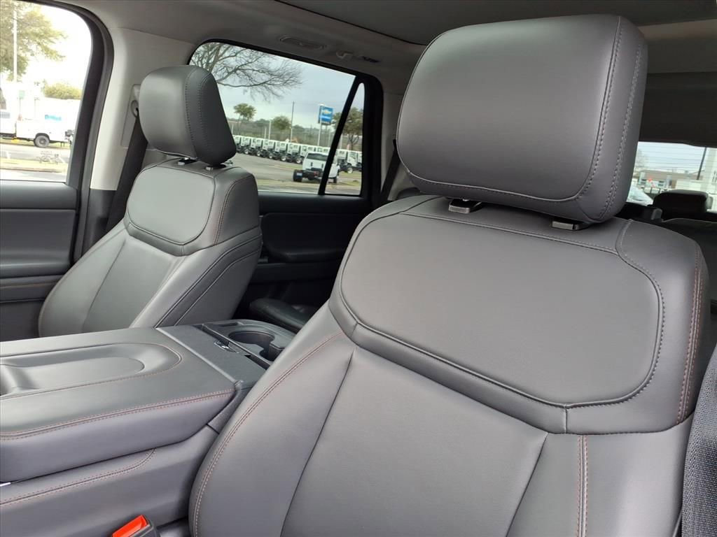 Used 2025 Ford Expedition Active image 21