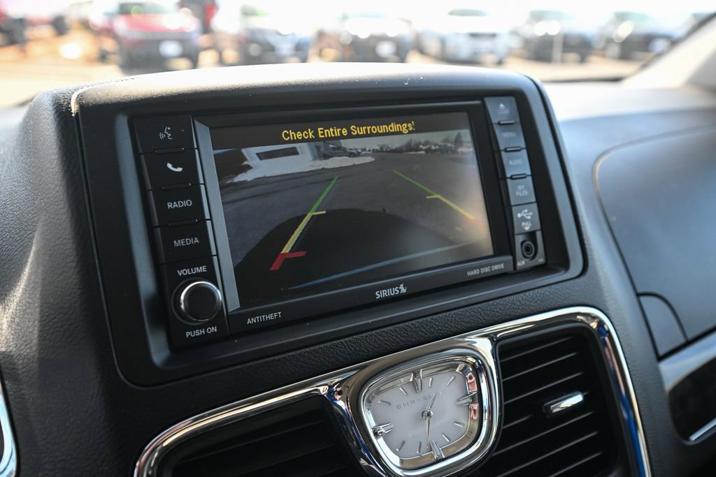 Used 2016 Chrysler Town & Country Touring w/ Driver Convenience Group image 35