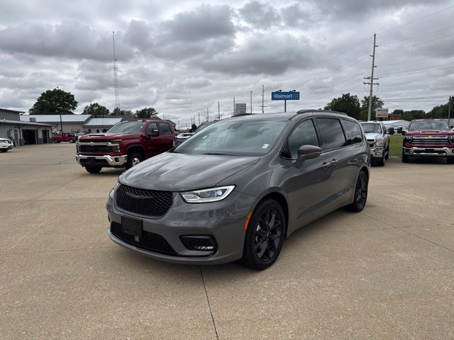 Used 2021 Chrysler Pacifica Touring w/ S Appearance Package FWD image 3