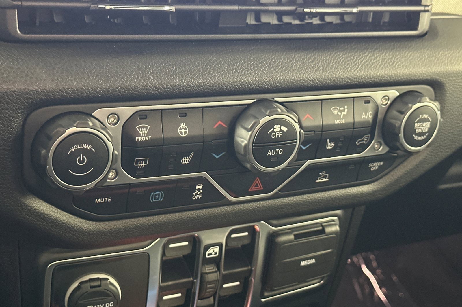 Used 2024 Jeep Wrangler Unlimited w/ Convenience Group image 19