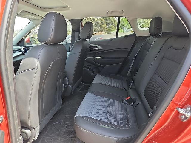 Used 2024 Chevrolet Trax LT w/ Sunroof Package image 11