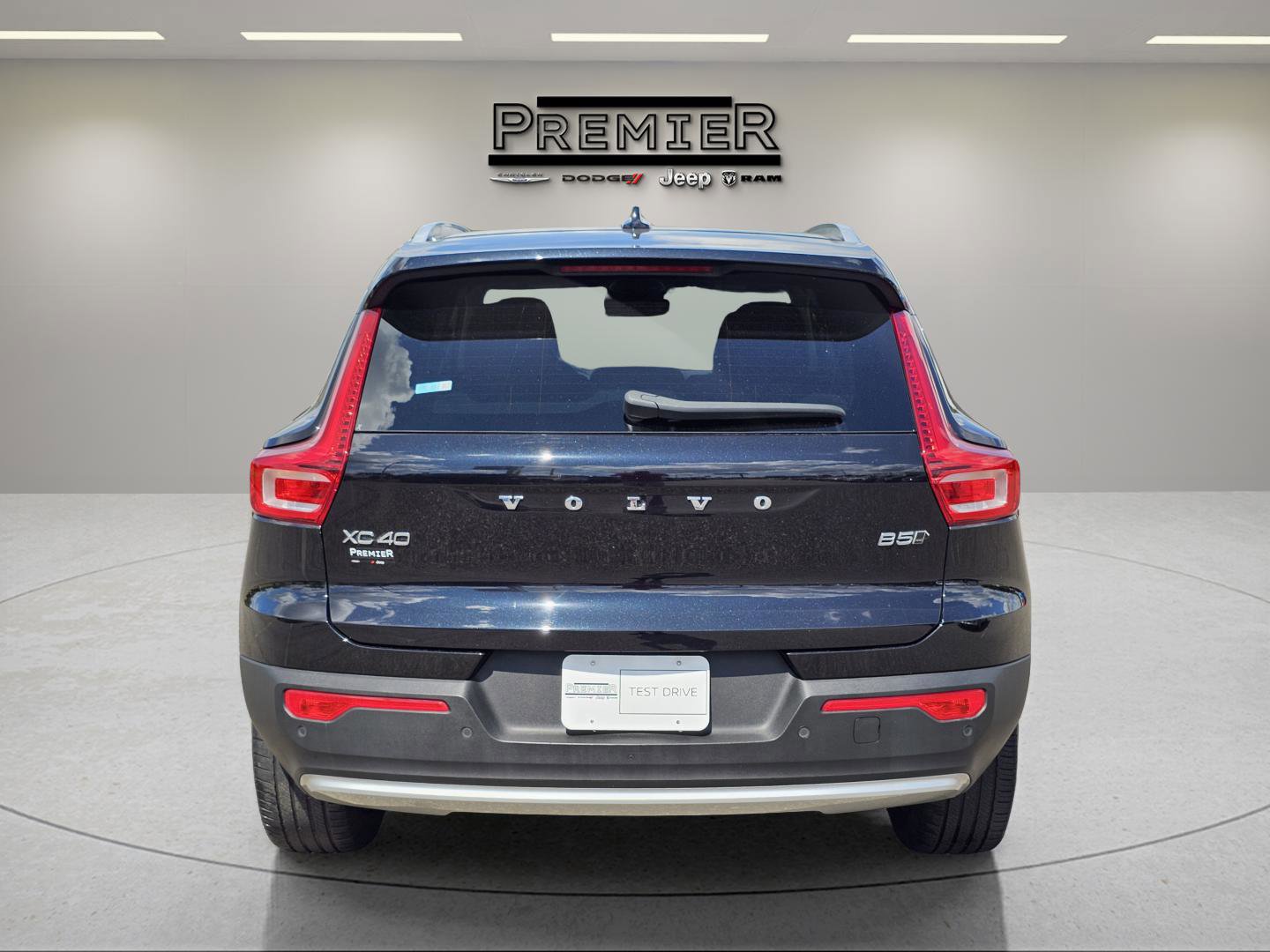 Used 2023 Volvo XC40 B5 Core image 10