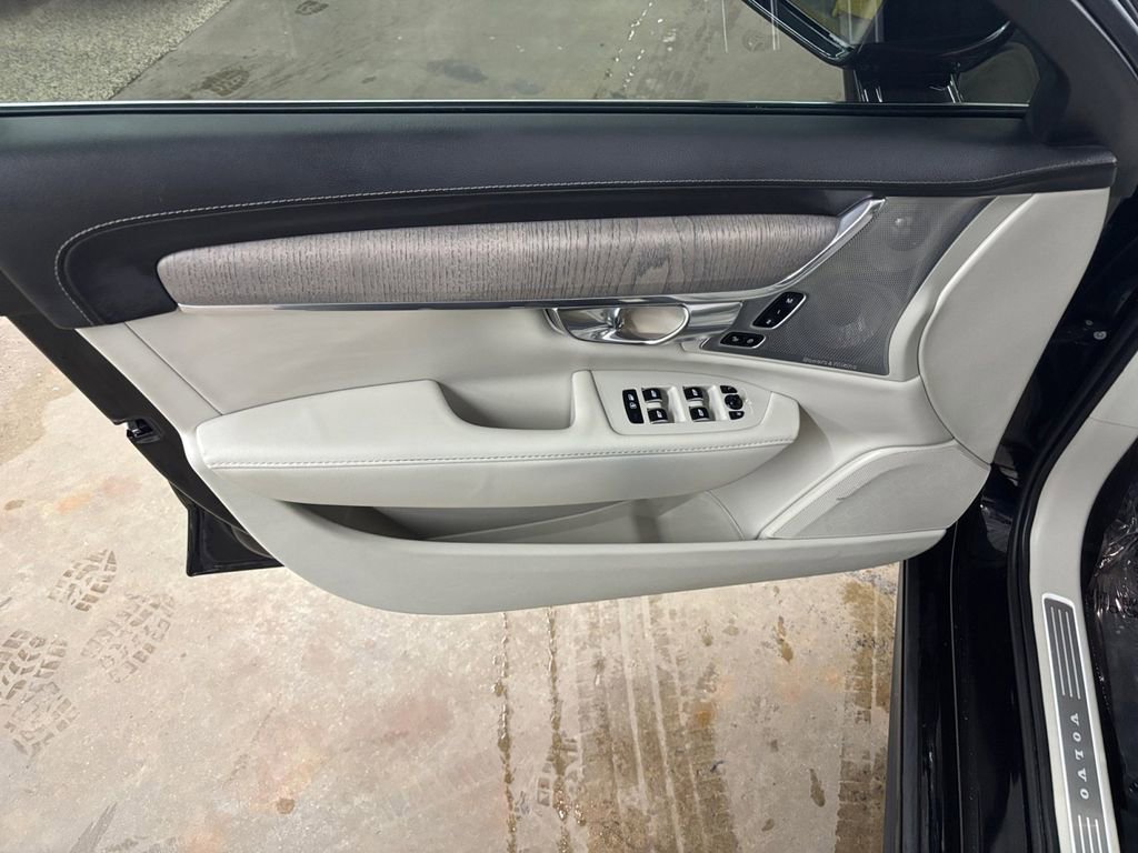 Certified 2025 Volvo S90 B6 Ultra w/ Lounge Package image 11