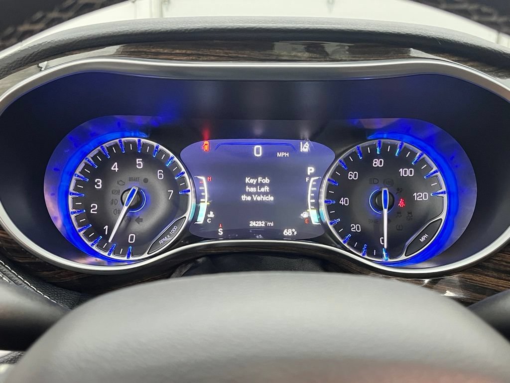 Used 2024 Chrysler Pacifica Limited FWD image 25