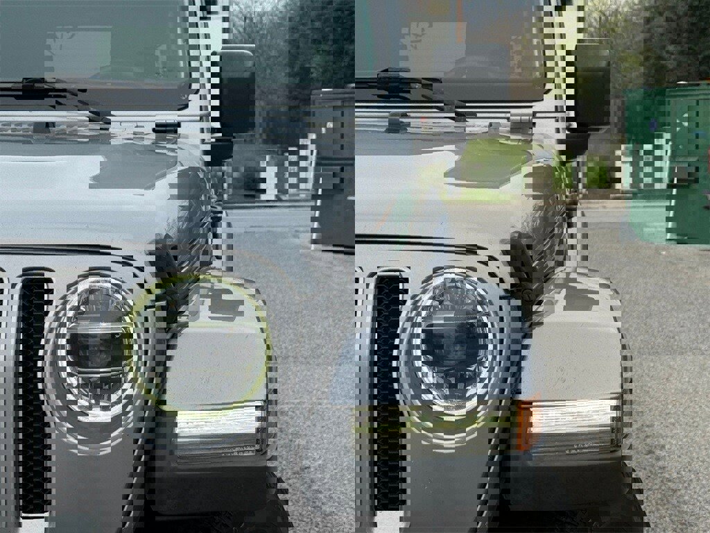 Used 2018 Jeep Wrangler Unlimited Sahara image 2