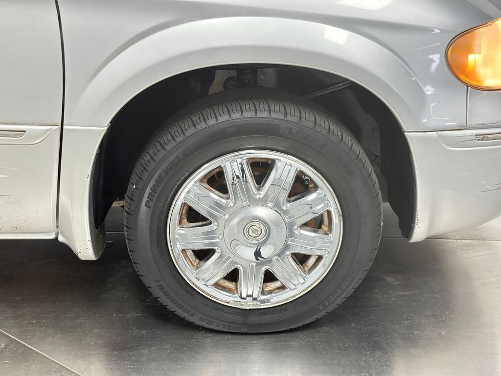 Used 2005 Chrysler Town & Country Limited FWD image 28