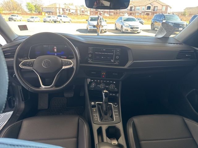Used 2024 Volkswagen Jetta SE FWD image 16