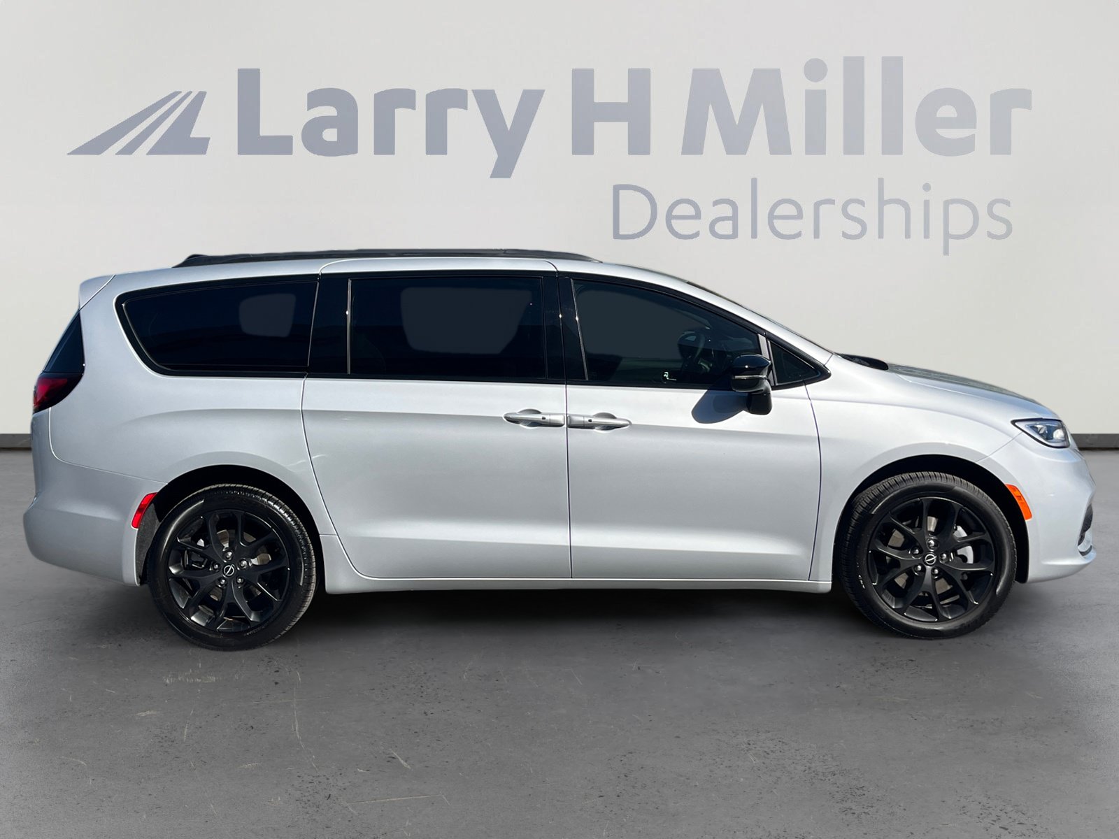 New 2026 Chrysler Pacifica Select w/ S Appearance Package AWD/4WD image 6